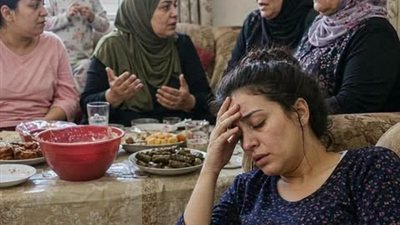 في صباح اليوم التالي لزواجنا، صفعتني أخت زوجي لأنني طلبت منها غسل الأطباق التي أكلت فيها