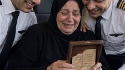 باعت بيتها وأرضها لتعلّم أبناءها… وبعد 20 سنة عادوا بطائرات وأخذوها لمكان أبكاها!