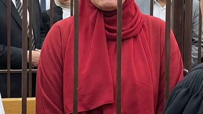 الدكتورة ايمان راجعة شقتها وبتفتح الباب شعرت برائحة غريبة
