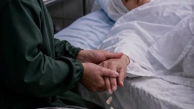 وهي بتغسل المتوفية سمعت فجأة صوت طرقعة واضح… وبعده الضوافر ابتدت تقع واحدة ورا التانية.