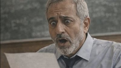 طالبة جامعية خجولة أخفت اسمها الحقيقي لسنوات لكن ما حدث في قاعة المحاضرات جعل الأستاذ يتجمد في مكانه…