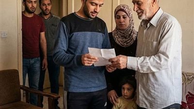 قصة رفض الأبناء الثلاثة مساعدة والدهم في ديونه الهائلة