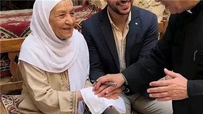 تزوج شاب من سيده عجوز