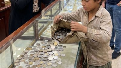دخل طفل بملابس قديمة بهدوء