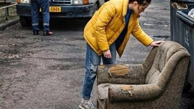 خرجت امرأة في المساء لتلقي القمـامة، فوجدت أريكة